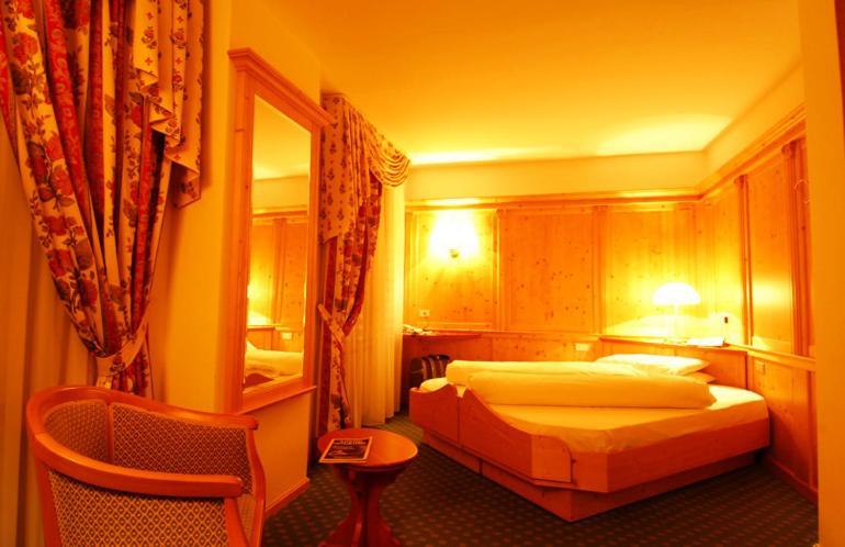 Hotel Cevedale Living Romance Hotel Cogolo Szoba fotó