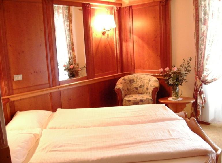 Hotel Cevedale Living Romance Hotel Cogolo Szoba fotó